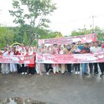 Kampanye Cinta Tanah Air, Sekretariat DPRD Kepri Bagikan Bendera Di Jalanan