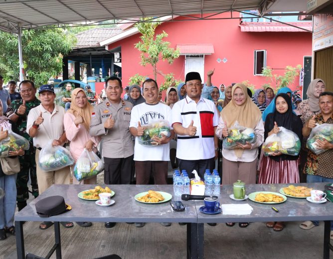 Ketua DPRD Kepri Silaturahmi dan Serahkan Paket Sembako untuk Warga Tiban Palm