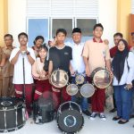 Ketua DPRD Kepri Serahkan Alat Marching Band Untuk SMAN 29 Batam