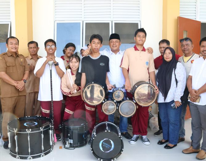 Ketua DPRD Kepri Serahkan Alat Marching Band Untuk SMAN 29 Batam